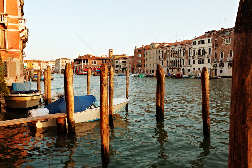 载有船只的威尼斯运河假期建筑学旅游阳台座位景观建筑男性船夫游客图片