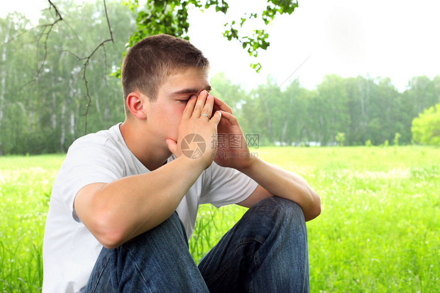 悲伤的少年罪行寂寞男性树木木头森林动荡紧张衬衫思维图片