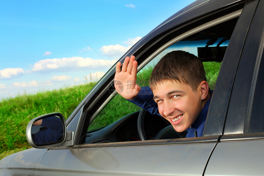 在车里的年轻人快乐男人衬衫车辆欢乐天空喜悦微笑阳光男性图片
