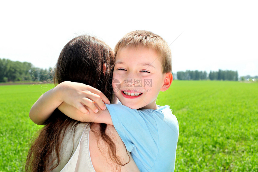 哥哥和姐姐乐趣孩子们夫妻小伙子草原场地男生童年青少年孩子图片