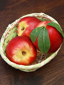桃子篮子水果黄色红色营养绿色健康饮食橙子白色背景图片
