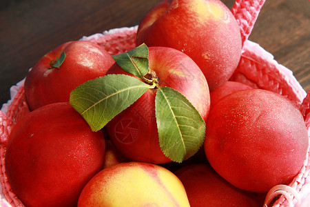桃子篮子红色健康橙子绿色营养黄色水果白色饮食背景图片