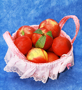 桃子篮子白色水果橙子营养红色绿色饮食健康黄色背景图片