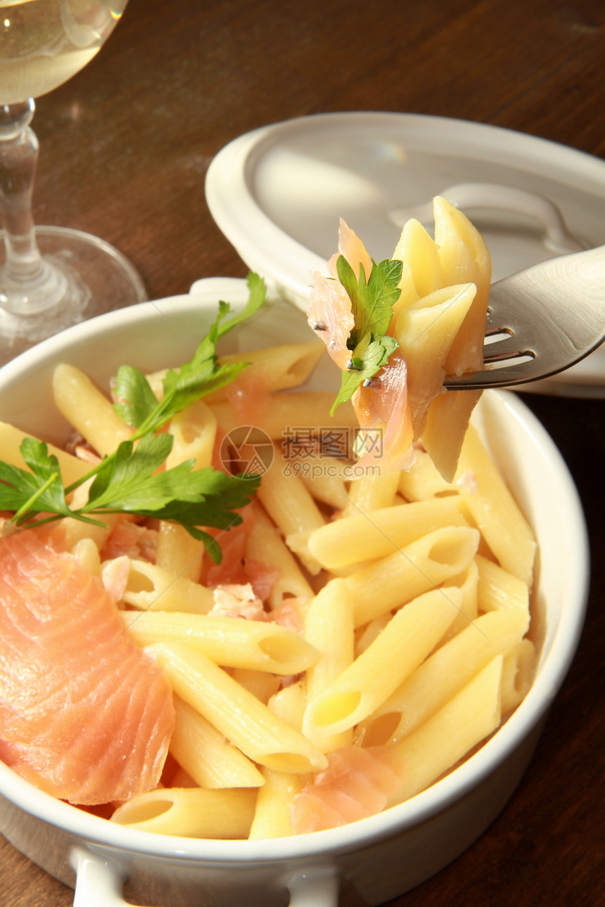 含熏鲑鱼的意大利面美食美味餐厅蔬菜贝类食物沙拉胡椒海鲜香料图片