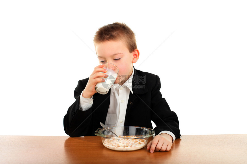 男生吃饭享受饥饿谷物玉米青少年薄片孩子衬衫牛奶盘子图片