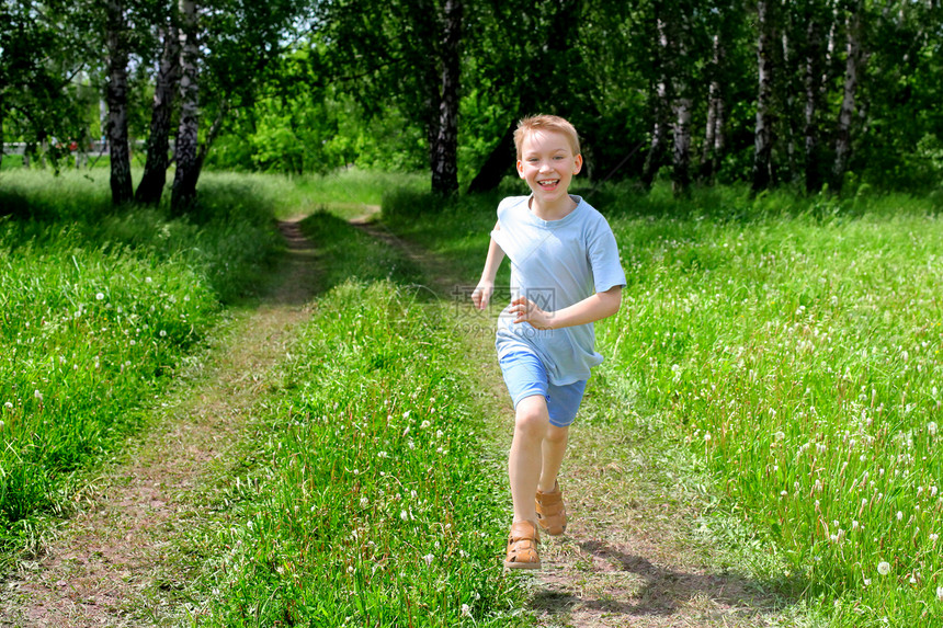 正在运行的男孩青少年乐趣童年木头运动男生慢跑阳光男性快乐图片