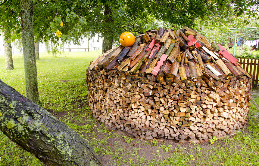 在院子里的木柴材料硬木季节壁炉活力国家生态房子烟囱森林图片