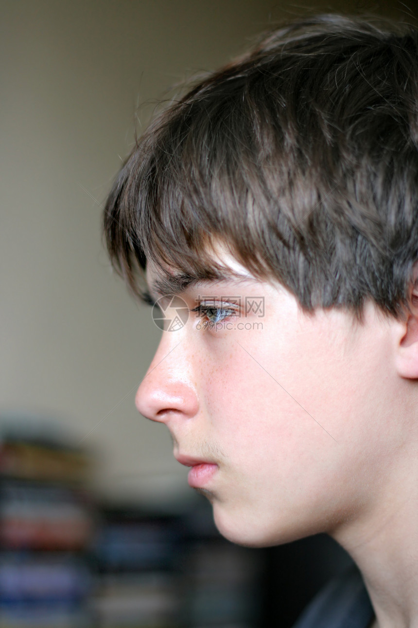 青少年肖像男性眼睛青春期失败悲伤紧张棕色白色思维专注图片