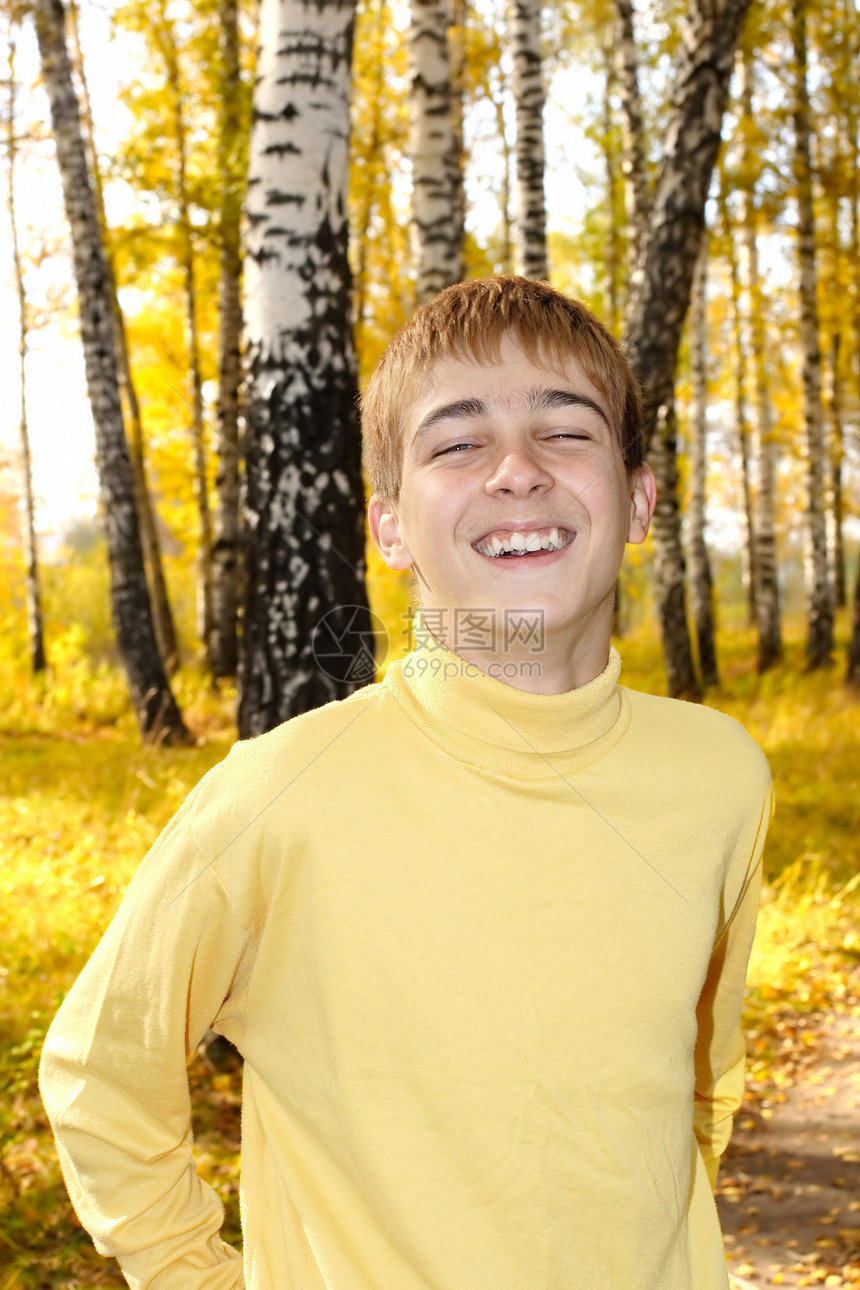 户外快乐的青少年公园森林衣服白色微笑黄色衬衫树木季节笑声图片