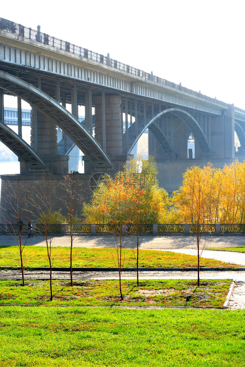 秋天时桥桥石头季节建筑街道码头衬套公园栅栏阳光沥青图片