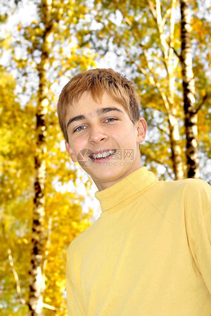 快乐的男孩公园男性幸福阳光头发晴天叶子红色白色青春期图片
