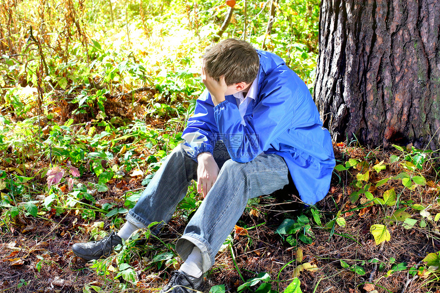 悲伤的青年男子男人青少年成人焦虑思维公园衬衫寂寞动荡牛仔裤图片