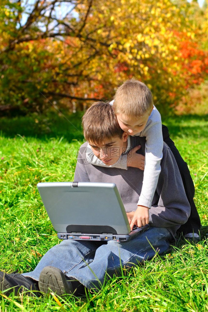 公园里的兄弟们兄弟朋友们乐趣草地学习男性电脑树木兴趣小伙子图片