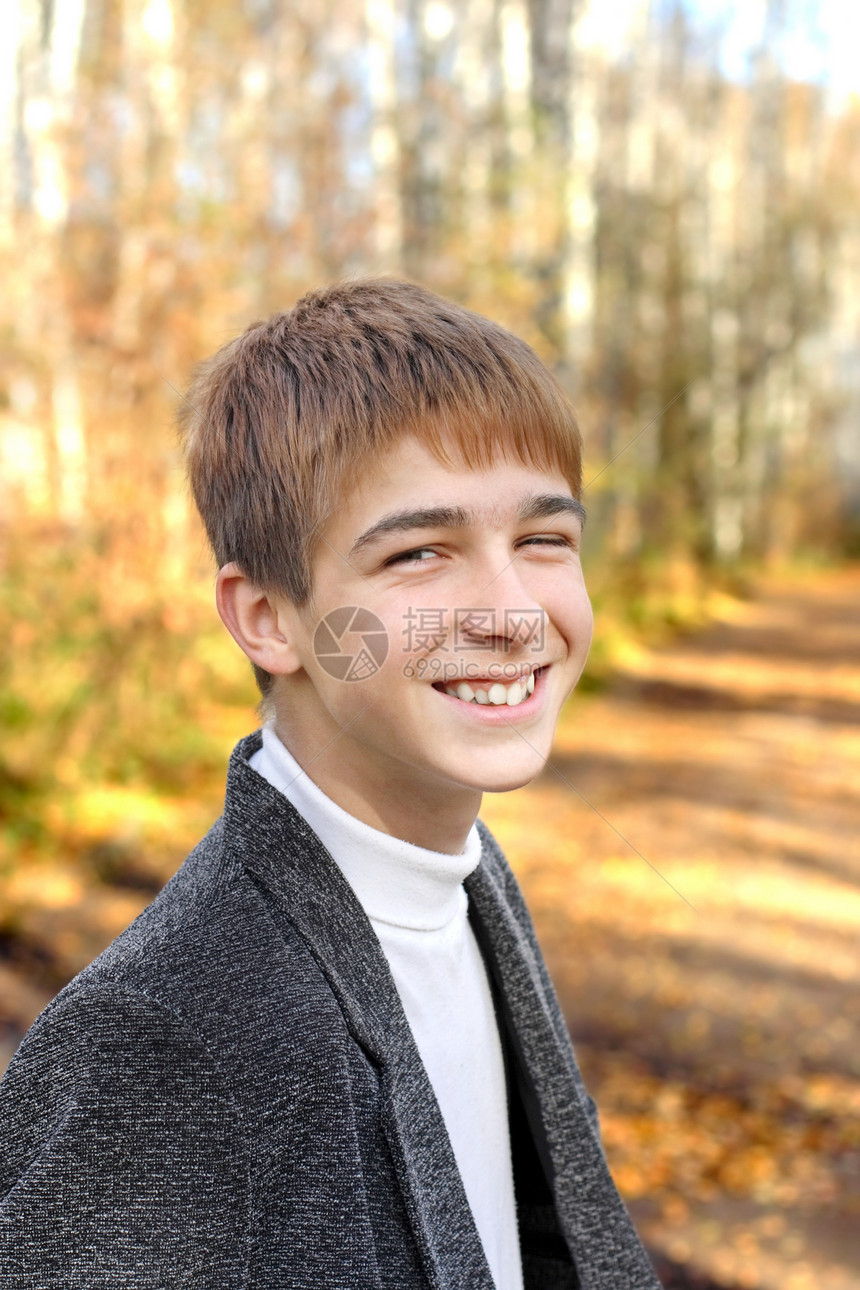 青少年在公园里青春期大街小路男性森林季节衬套叶子幸福头发图片