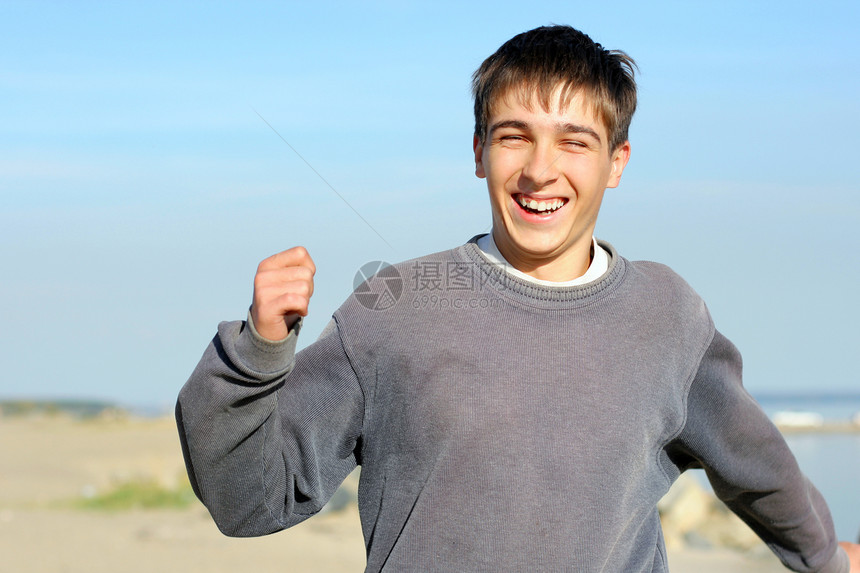 少年跑步幸福衣服阳光青少年支撑蓝色地平线欢乐郊游海滩图片
