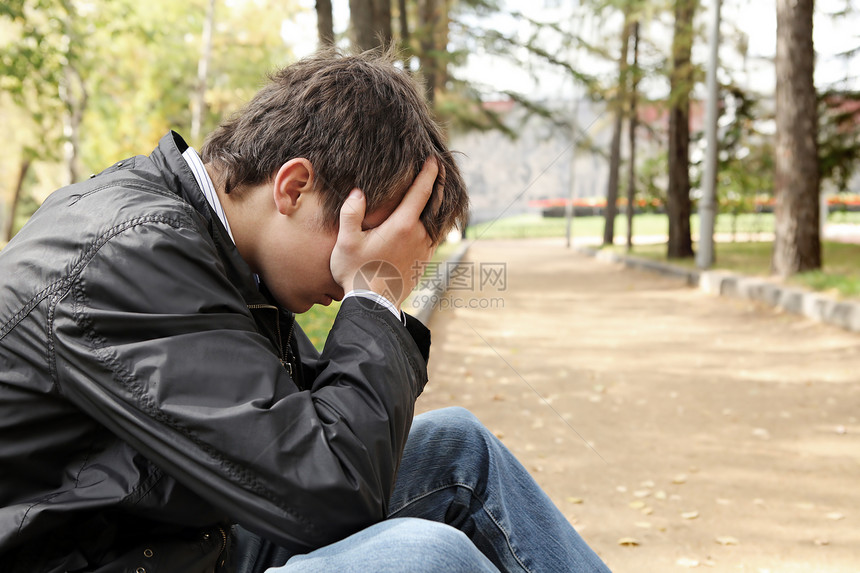 悲伤的青年男子树木焦虑森林失败衬衫男性紧张思维孤独牛仔裤图片