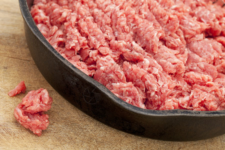 野牛buffalo肉木头烹饪平底锅红色水牛砧板地面背景图片