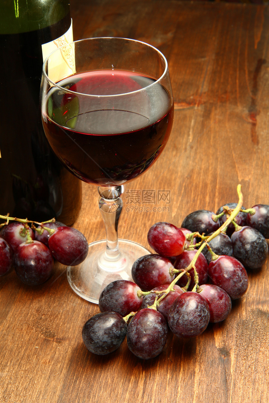 红红葡萄酒玻璃水果餐厅绿色桌子瓶子红色派对紫色藤蔓图片
