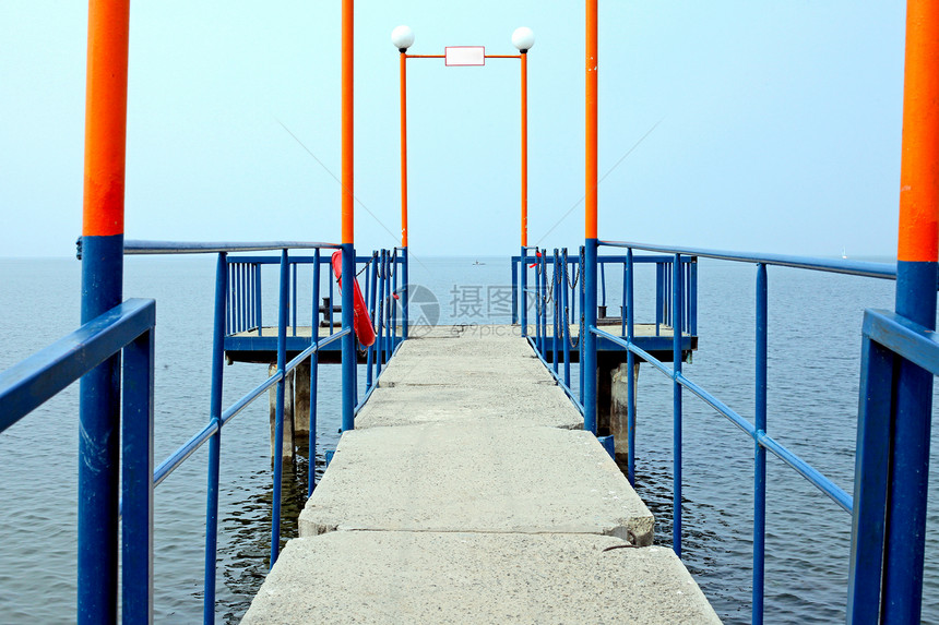 流动金属码头天空边缘摄影招牌旅行蓝色阳光航海图片