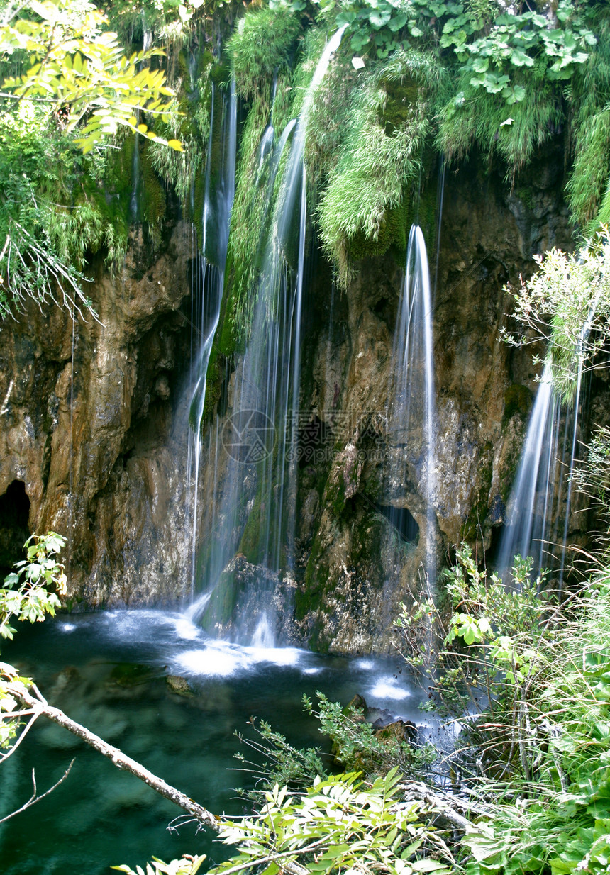 插管瀑布池塘运动流动液体生态溪流叶子速度环境图片