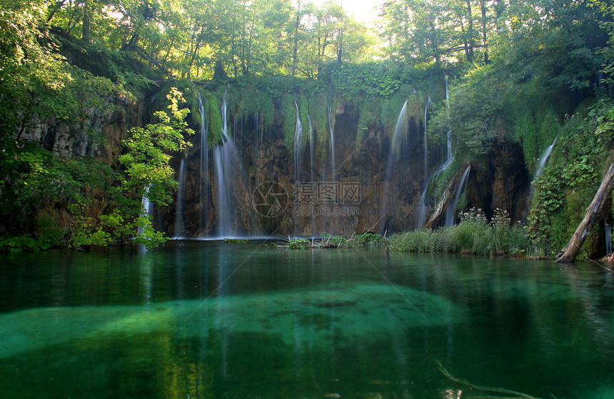 插管岩石水景液体美丽池塘瀑布速度衬套叶子流动图片