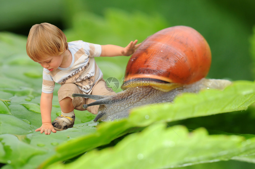 玩蜗牛的小可爱男孩图片