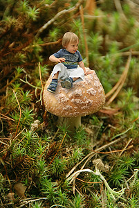 男孩与蘑菇坐在蘑菇上的小可爱男孩背景