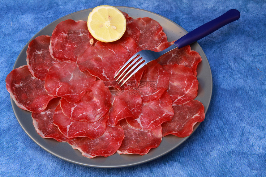 一盘干牛肉食物治愈胡椒装置熟食脂肪盘子地面烹饪午餐肉图片