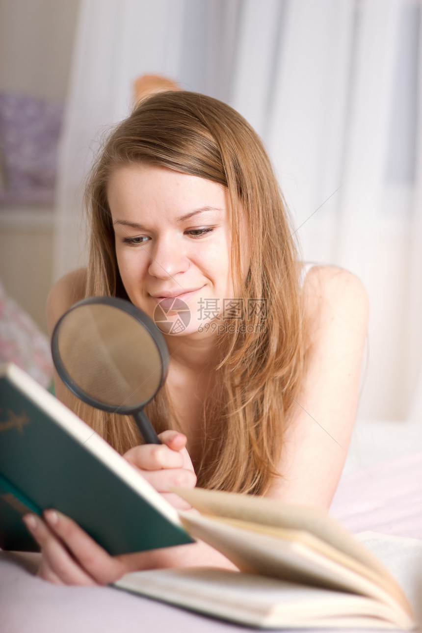 年轻妇女在床上阅读书失眠学习棕色女士幸福文化房间青少年女孩白色图片