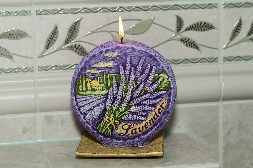 与熏衣草花编织的蜡烛紫色植物按摩芳香化妆品洗澡宏观皮肤香气疗法图片