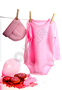 气球晾衣绳婴儿出生分娩彩色奶嘴白色愿望棉被生日粉色帽子别针背景