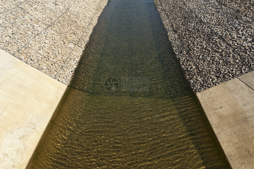 水分改水运河水库碎石基础设施石头鹅卵石渡槽巨石石方农村石墙图片