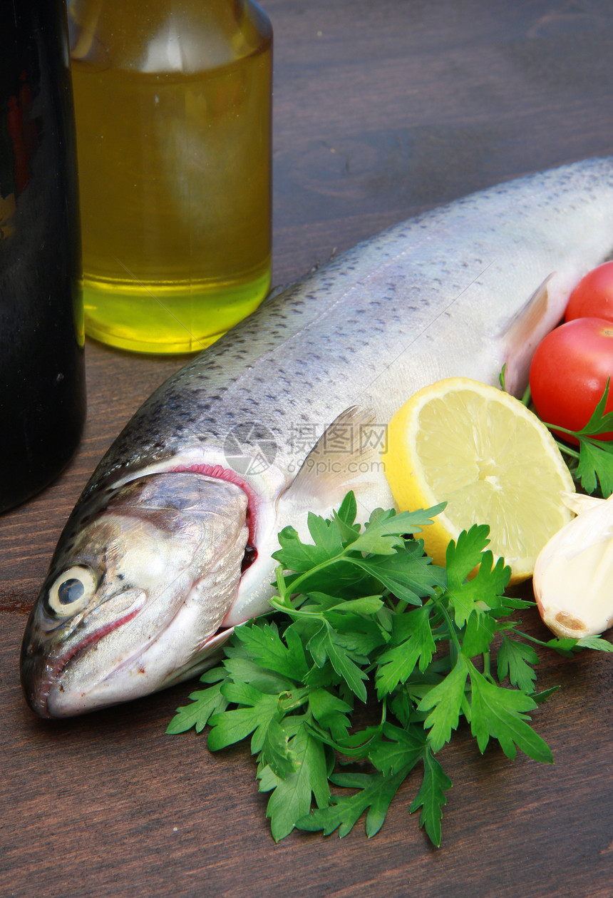 虹鳟鱼桌子钓鱼饮食木头厨房海鲜香菜节食畜牧业美食图片
