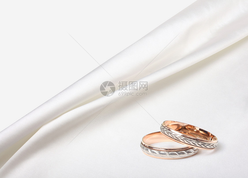 白色丝丝背景的婚环图片