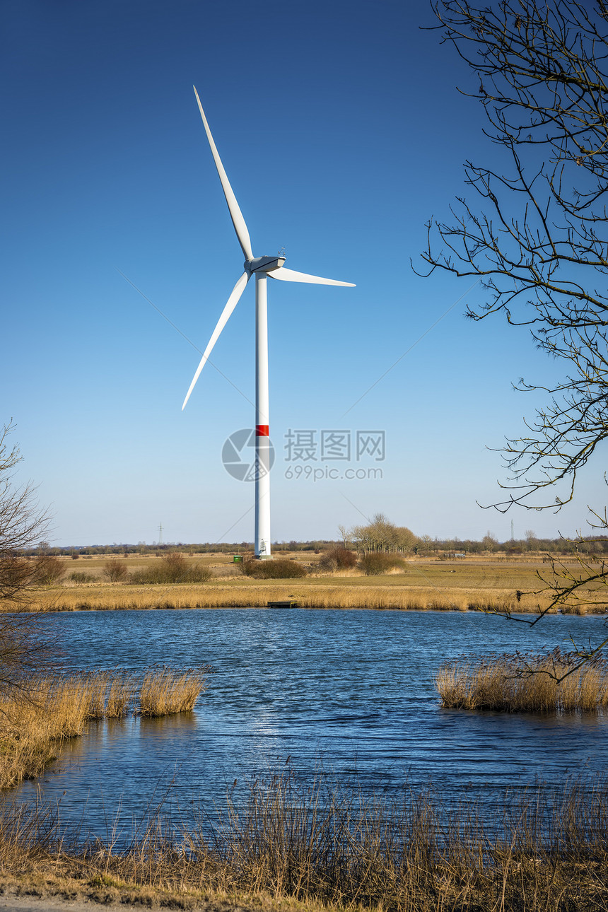 风风车在风景中图片