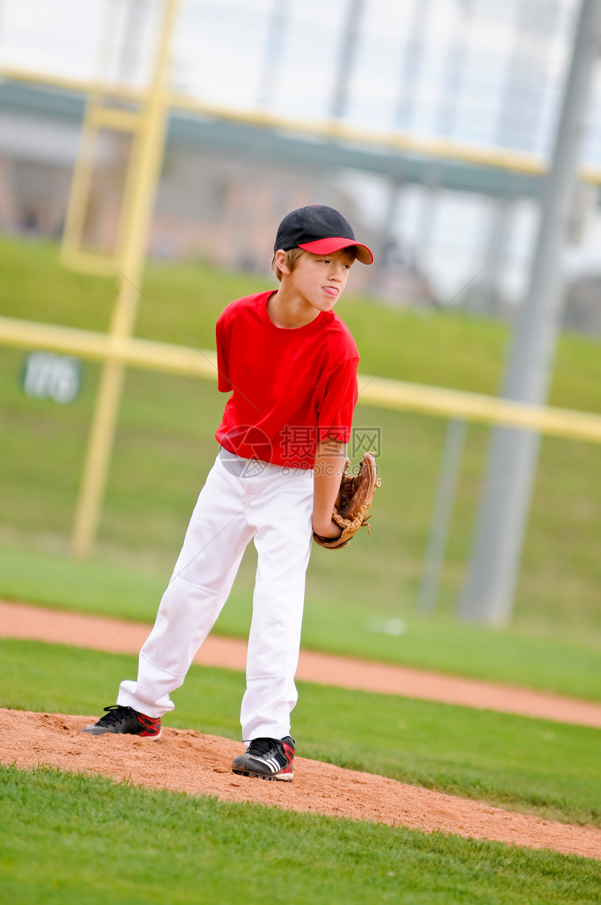 红色球衣的青年棒球投手联盟运动玩家手套图片