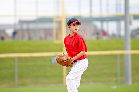 红色手套红色球衣的青年棒球投手运动玩家联盟手套背景