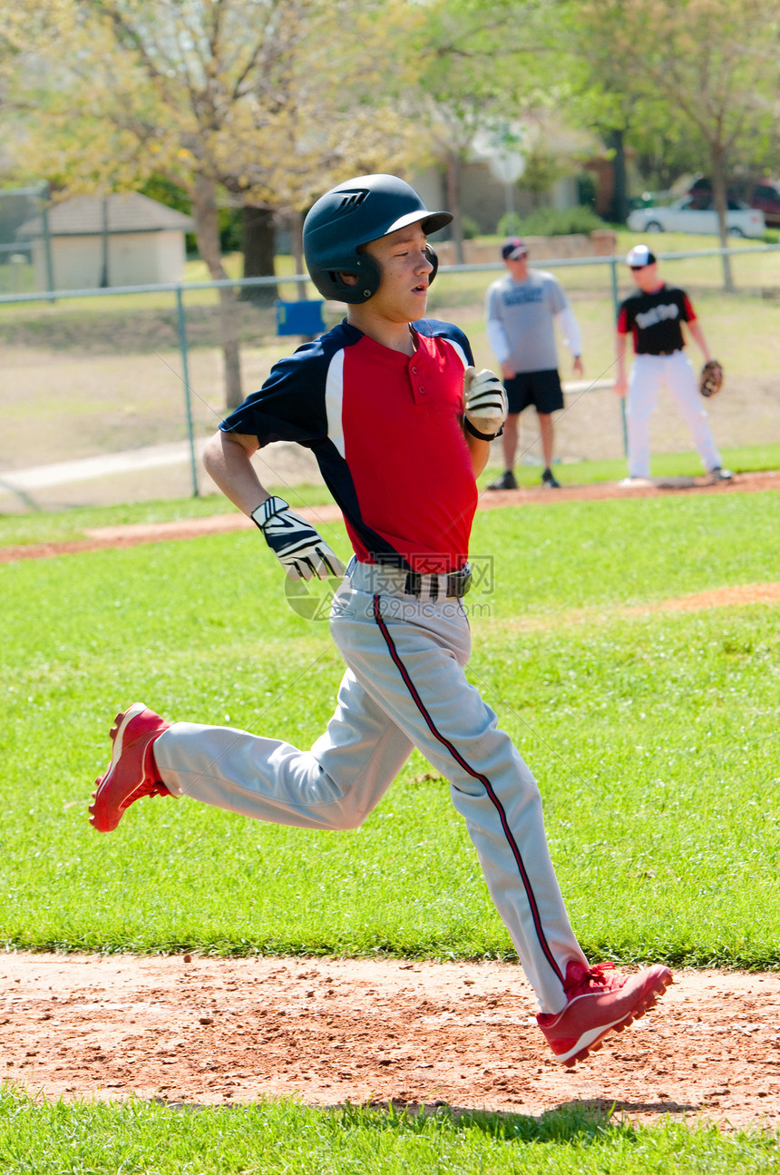 少年棒球男孩赛跑图片