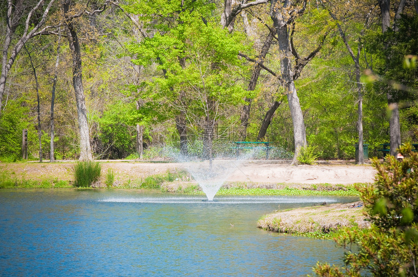 美丽的池塘水喷泉建筑风景花园公园植物叶子天空绿色树木高尔夫球图片
