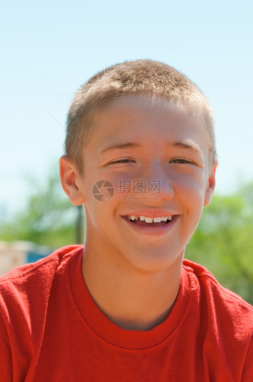 快乐和微笑的少年男孩图片
