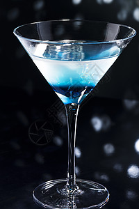 舞池的鸡尾酒蓝色庆典夜生活调酒师俱乐部玻璃餐厅反射酒精大都会背景图片