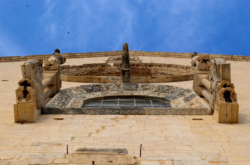 特拉尼大教堂外墙窗的玫瑰窗详细视图图片
