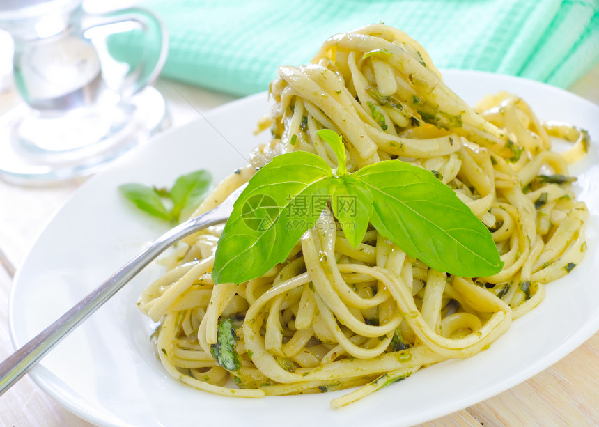 带害虫的意大利面粉叶子厨房味道美食蔬菜盘子食物面条餐厅草本植物图片