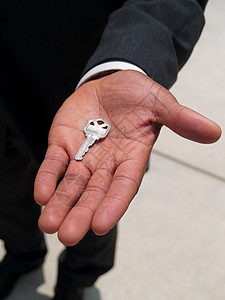 手持键钥匙房地产棕榈房门背景图片