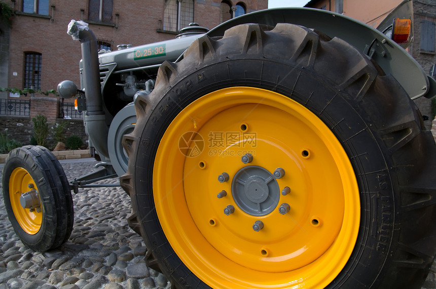 拖轨农业农机头灯橡皮轮胎正方形农民图片
