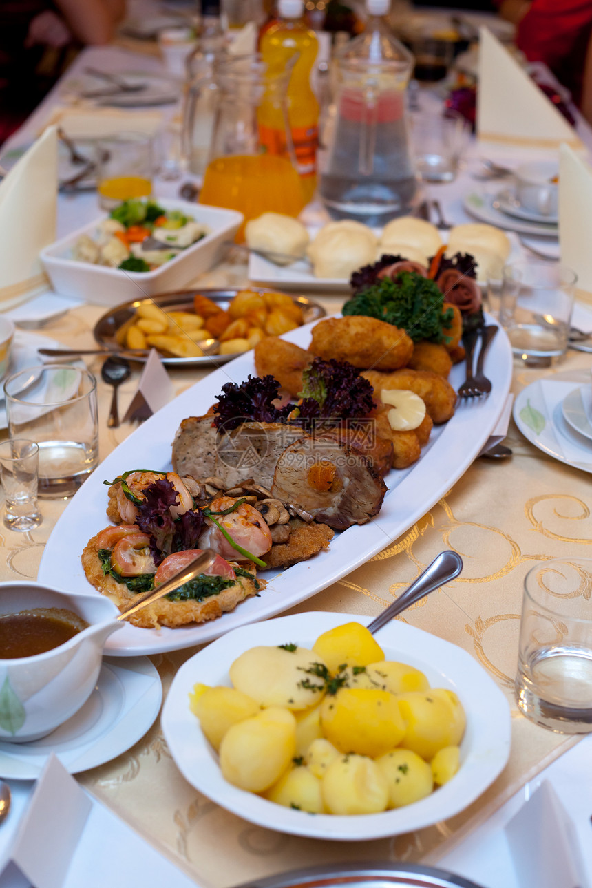 餐桌上的食物杯子接待桌布土豆餐厅婚礼酒店庆典餐具桌子图片
