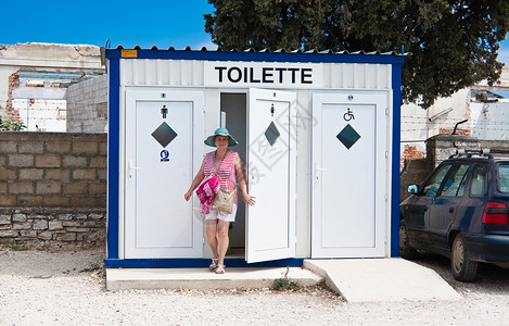 街头公共厕所 克罗地亚背景图片