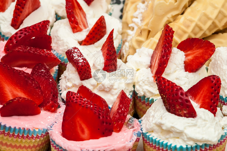 美味香草蛋糕 有草莓霜冻和新鲜树枝图片