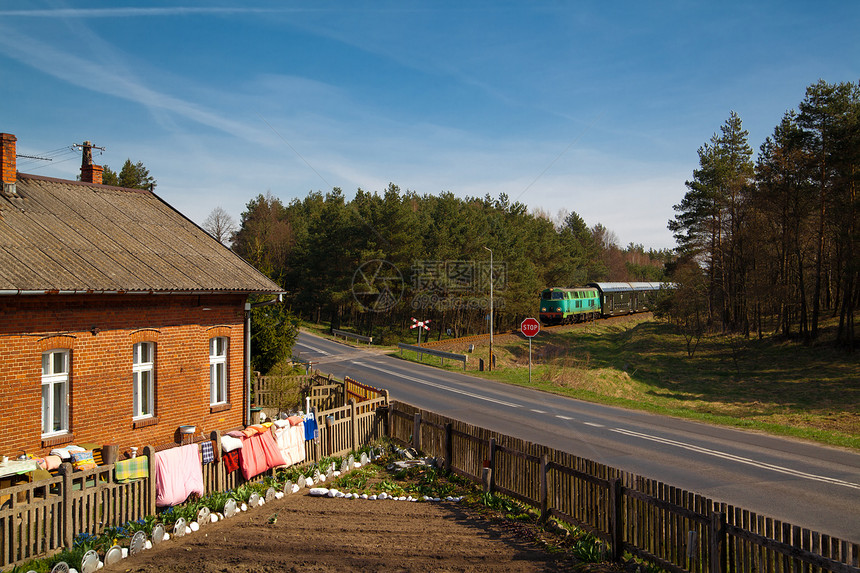 乘火车通过农村的旅客列车摄影铁路交通旅行道口日光水平车辆机车运输图片