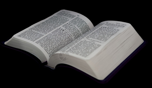 圣经打开以写出118的诗 在黑色背景中被孤立遗嘱上帝祝福英语诗篇新教祷告布道者教科书情绪化背景